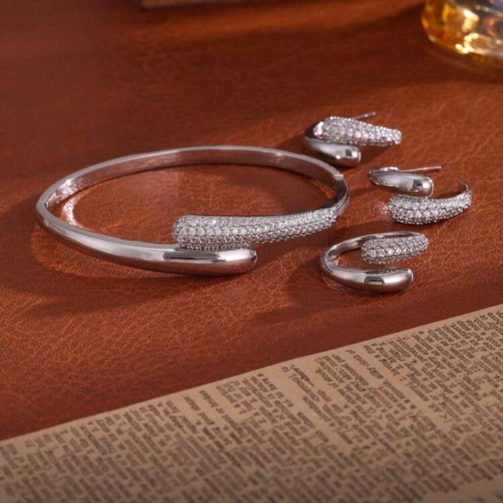 Elegant Silver Jewelry Set - Picture 2 of 3